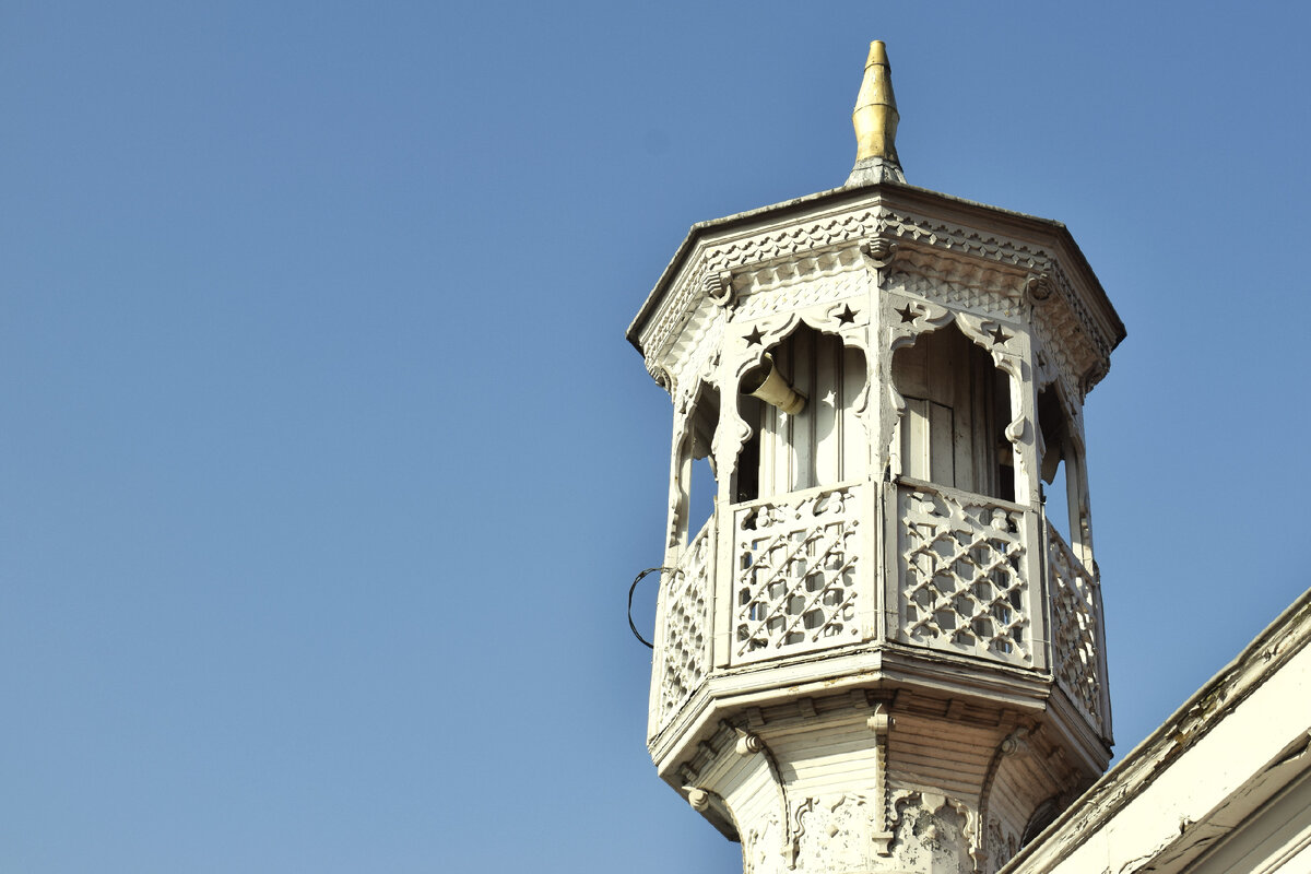 главные мечети во время поста украшают дополнительной подсветкой в виде фраз из Корана