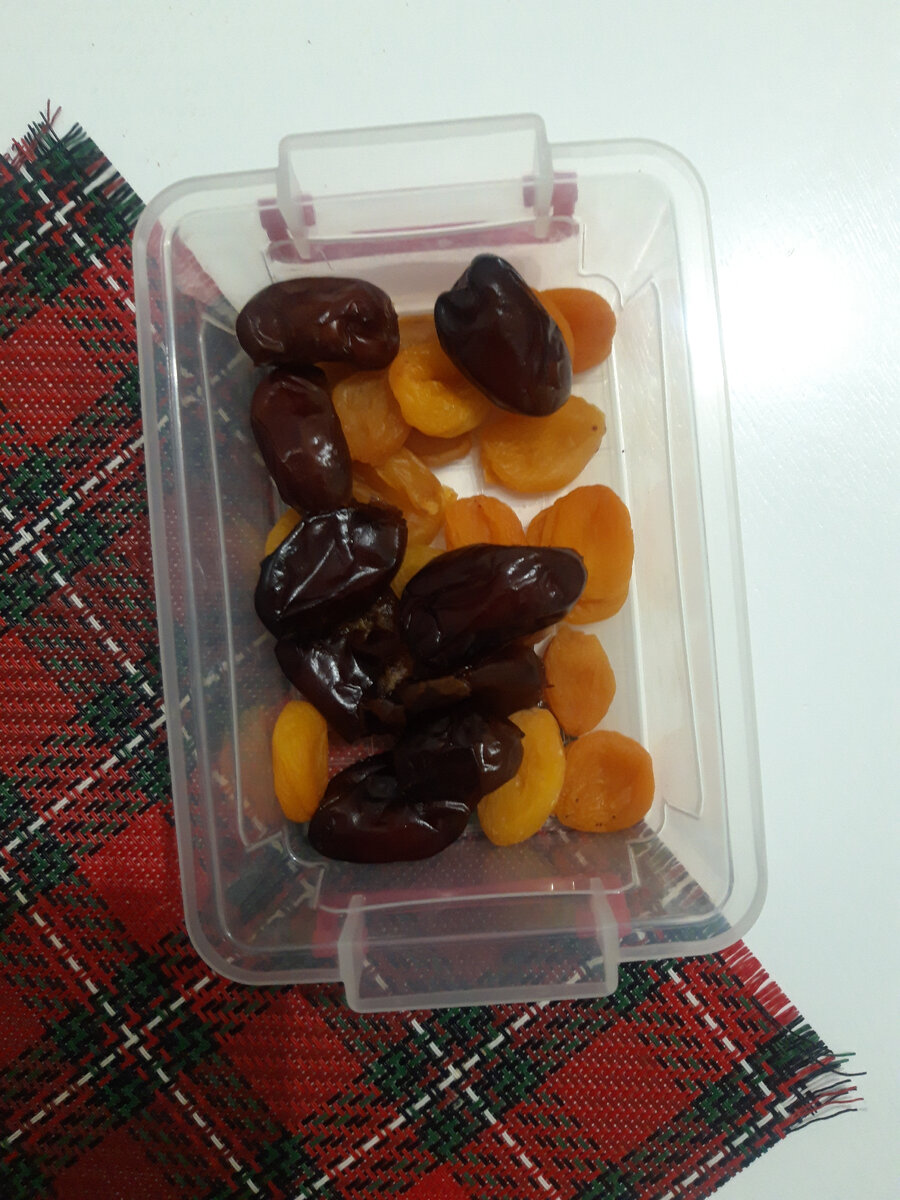 Здравствуйте! Я у финиша! Завтра последний день. И тут я решила вместо конфет и печенья с чаем есть сухофрукты! ..вообще,  чай нужно пить без всего, потому что чай с чем-то- это самостоятельный приём пищи! Так мне сказала мой тренер, когда я занималась спортом с тренером индивидуально. И я склонна ей верить!))