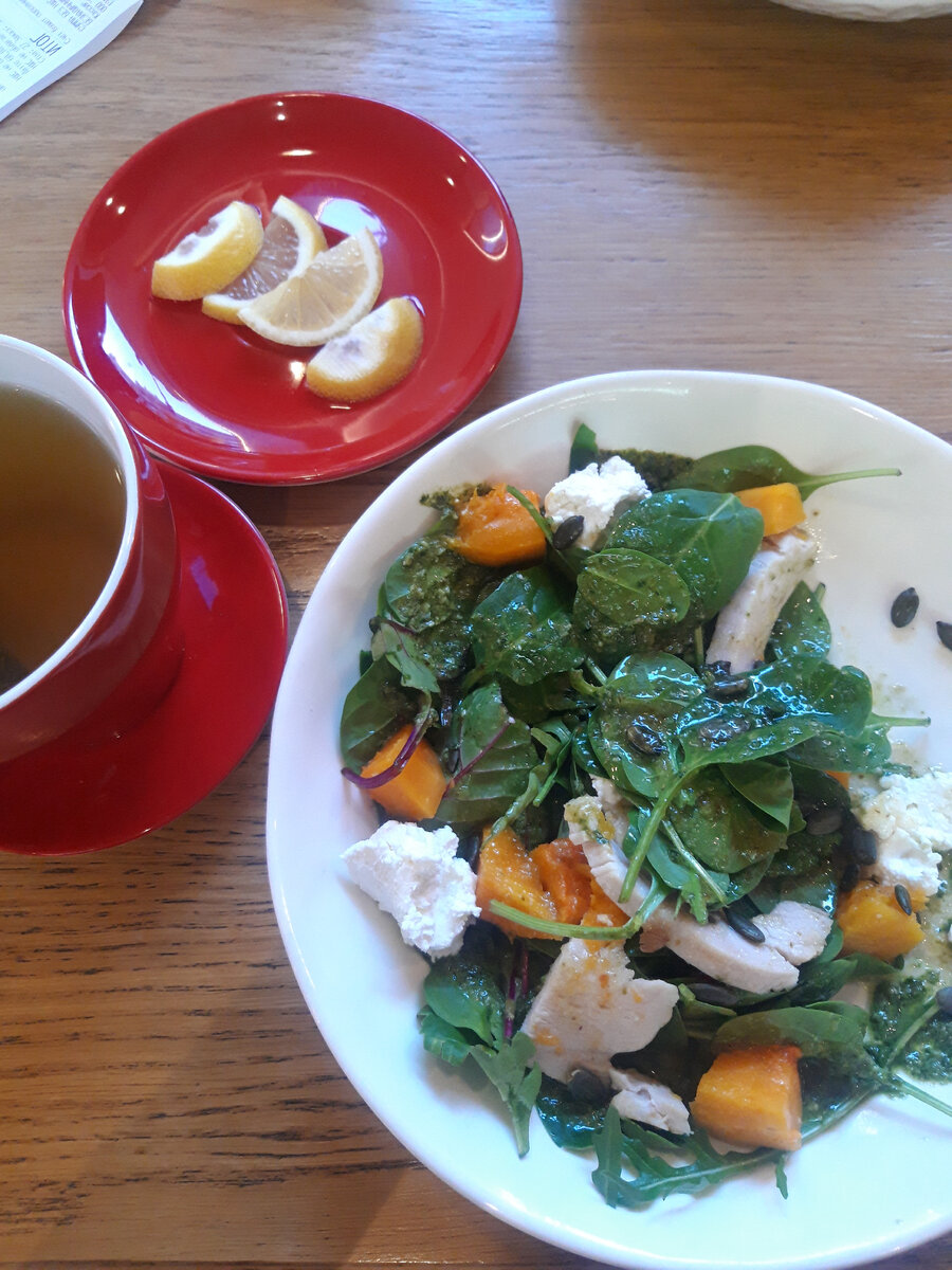 Сегодня случился вот такой вкусный и красивый полдник в Британской пекарне. В пекарне, конечно  основное -это булочки! Но я же на ПП, тем более предпоследний день))) пришлось выбрать ПП...))