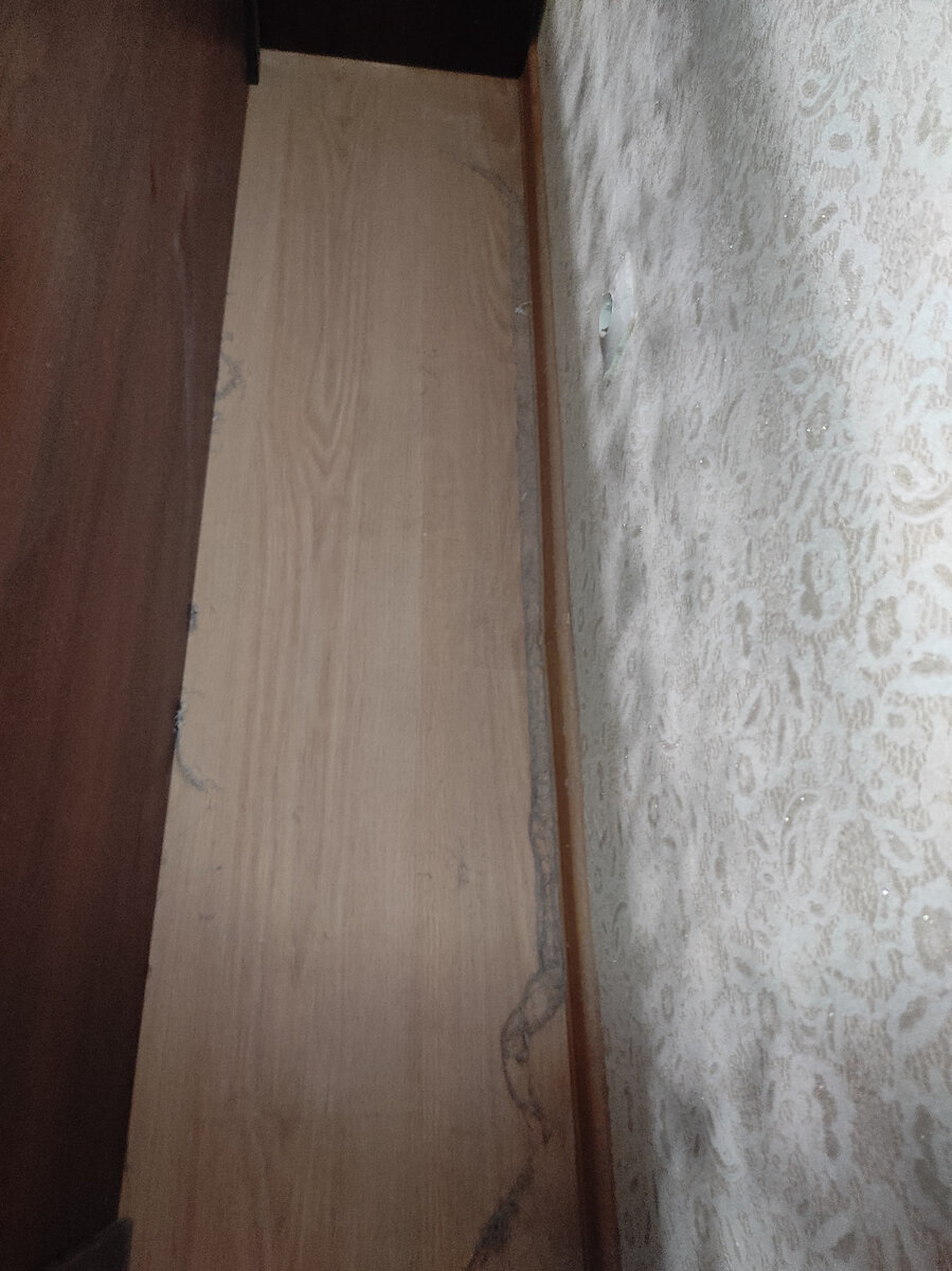 Вековая пыль за кроватью