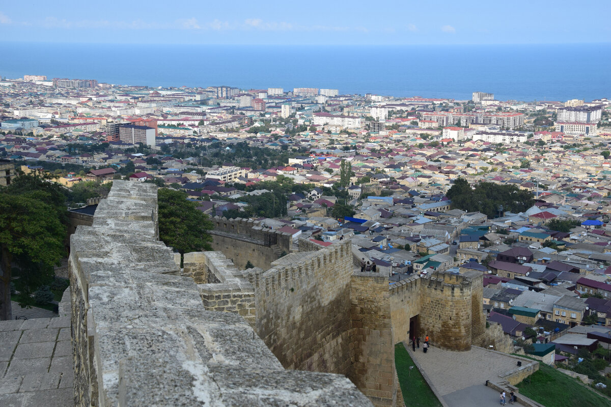 Панорама Дербента. Вид со стены цитадели "Нарын-Кала". Фото автора канала "Приключения Тома Сойера".