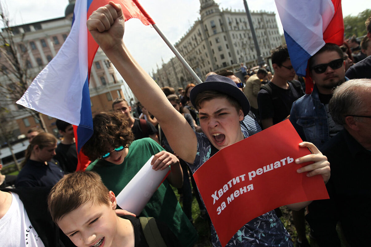 Евгений Разумный, Ведомости https://www.vedomosti.ru/politics/galleries/2018/05/05/768675-zaderzhaniya-aktsii-navalnogo