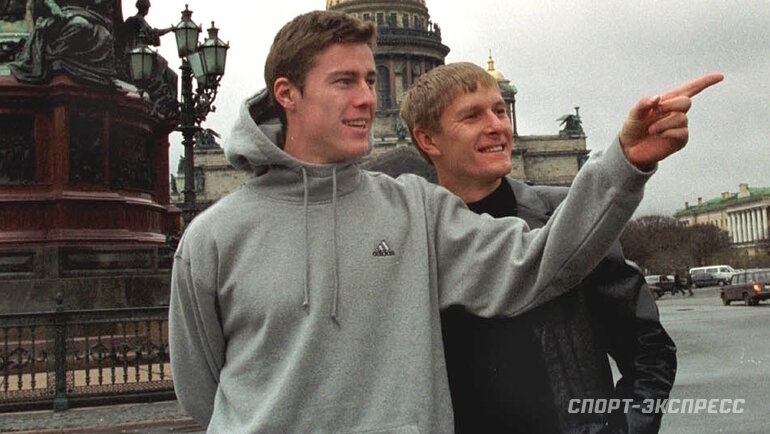    Евгений Кафельников (справа) и Марат Сафин в Санкт-Петербурге 10 ноября 2000 года.Вячеслав Евдокимов, Сергей Киврин архив «СЭ»