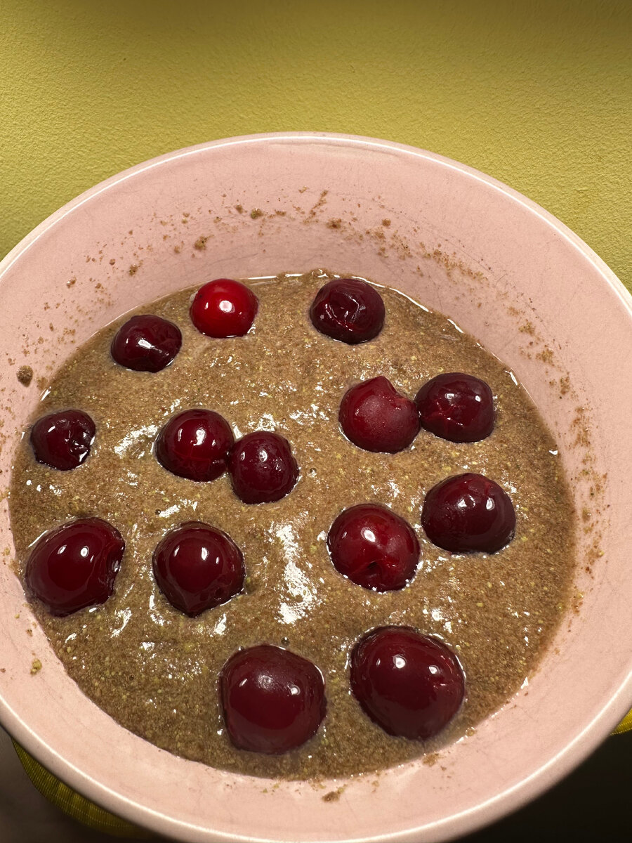 На завтрак льняная каша с тыквенными семечками и замороженной вишней