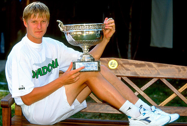    Евгений Кафельников с кубком «Ролан Гаррос» в 1996 году. Getty Images