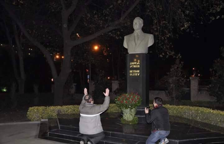 Памятник Гейдару Алиеву в Грузии.