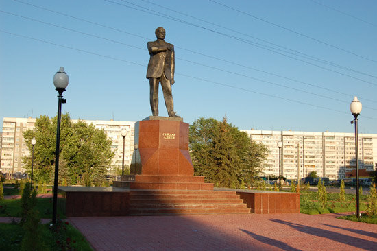 Памятник Гейдару Алиеву в российском Ульяновске