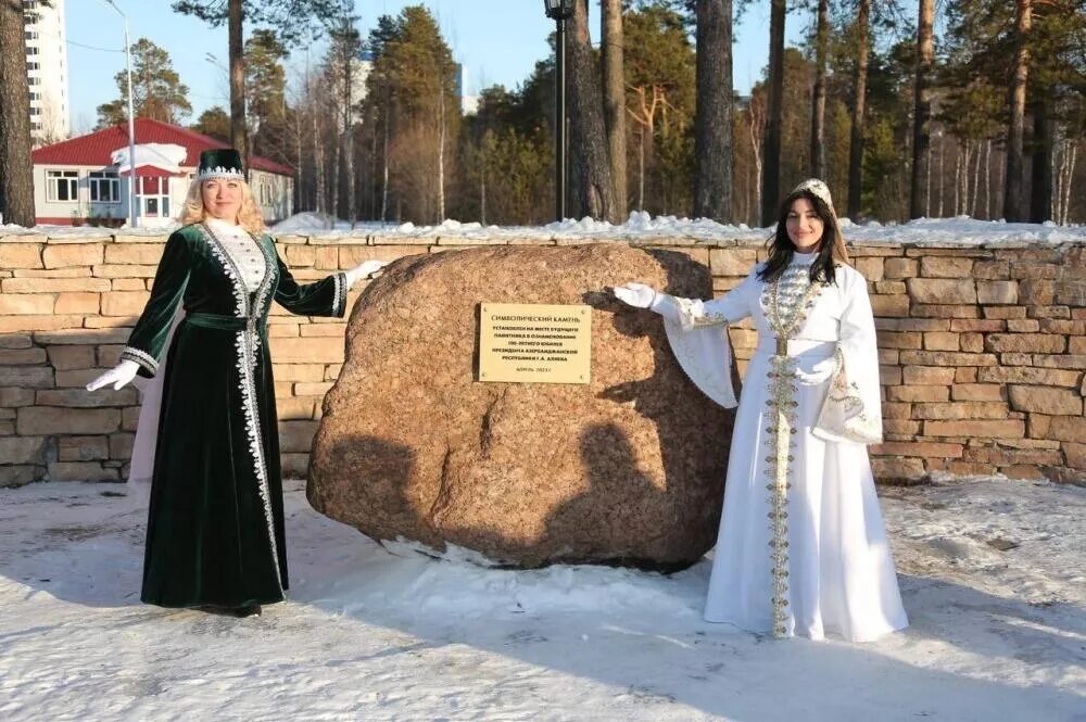 Символический камень на место будущего памятника Гейдару Алиеву в Когалыме (ХМАО)