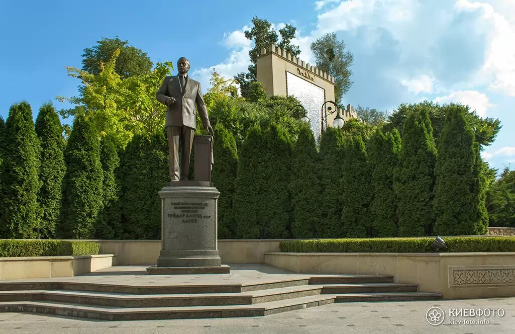 Памятник Гейдару Алиеву установлен в Киеве у входа в парк его имени и рядом с Посольством Азербайджана.