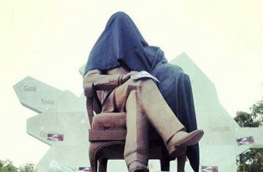 После падения режима Мубарака памятник Алиеву демонтировали в Каире