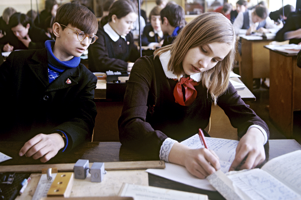 Советские школьники. Все были за такими партами.