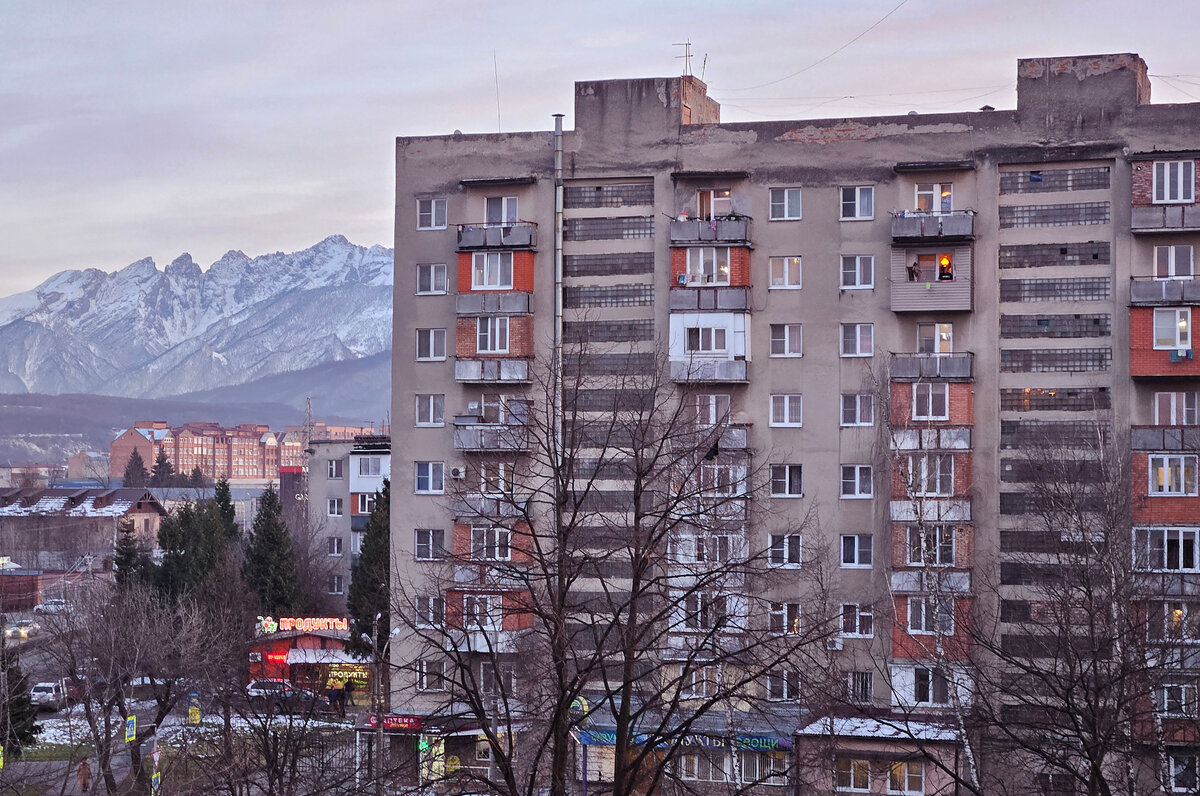 Кирпичные многоэтажки на выезде. Проспект Доватора