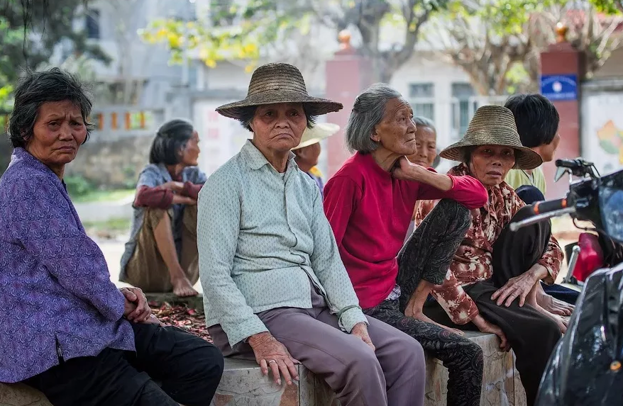 Пройти с личным телохрниателем мимо бабушек на скамейке в родной деревне.... Есть в этом особый кайф, не отрицаю