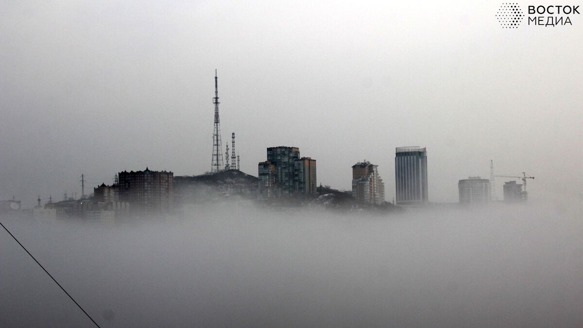     Сегодня с раннего утра владивостокцы видят в окна примерно один и тот же пейзаж — серую плотную хмарь. Город накрыл туман.