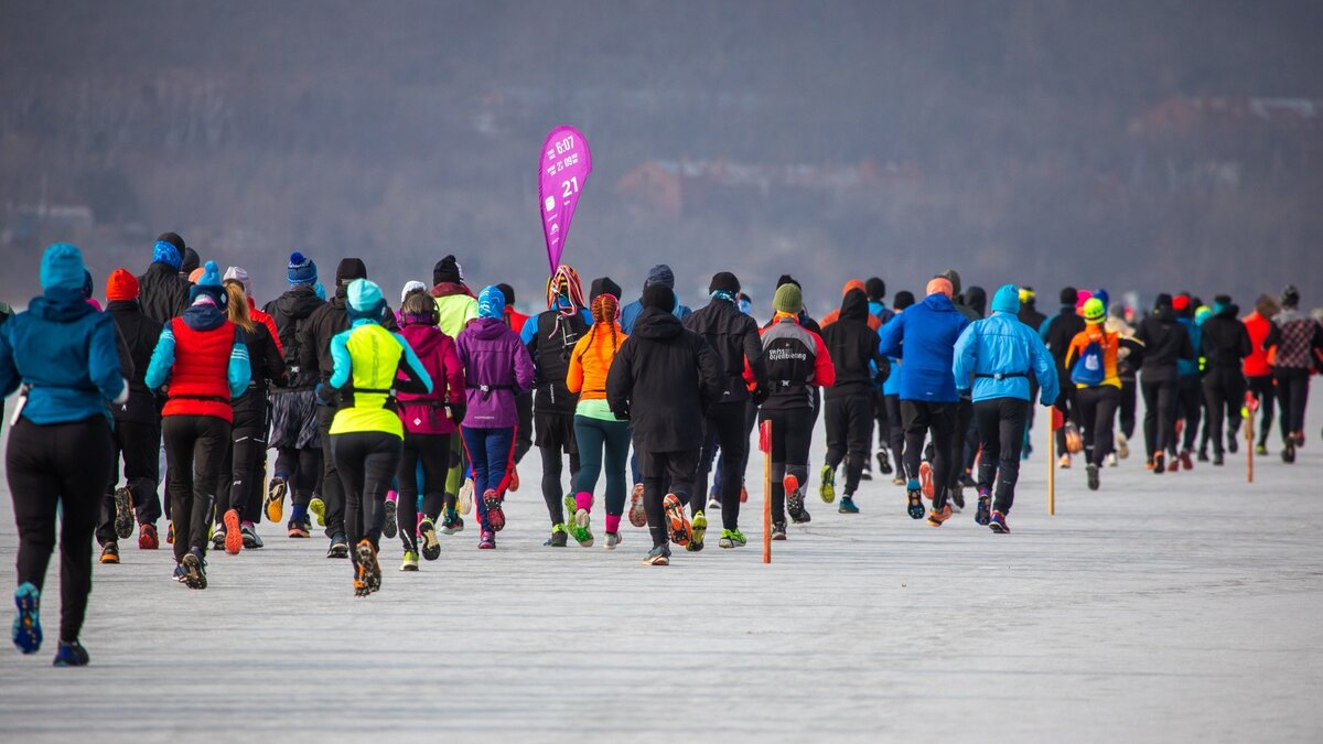     Ледовый полумарафон Magic Vladivostok Ice Run прошёл во Владивостоке на льду бухты Новик острова Русский. Пробежать по морю аки по суху смогли сотни жителей краевого центра — и дети, и взрослые.