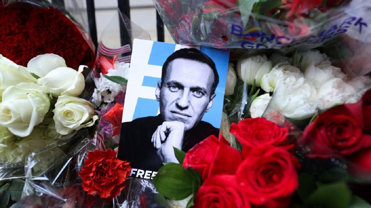    Портрет Алексея Навального в окружении цветов:Lokman Vural Elibol/Anadolu/Getty Images