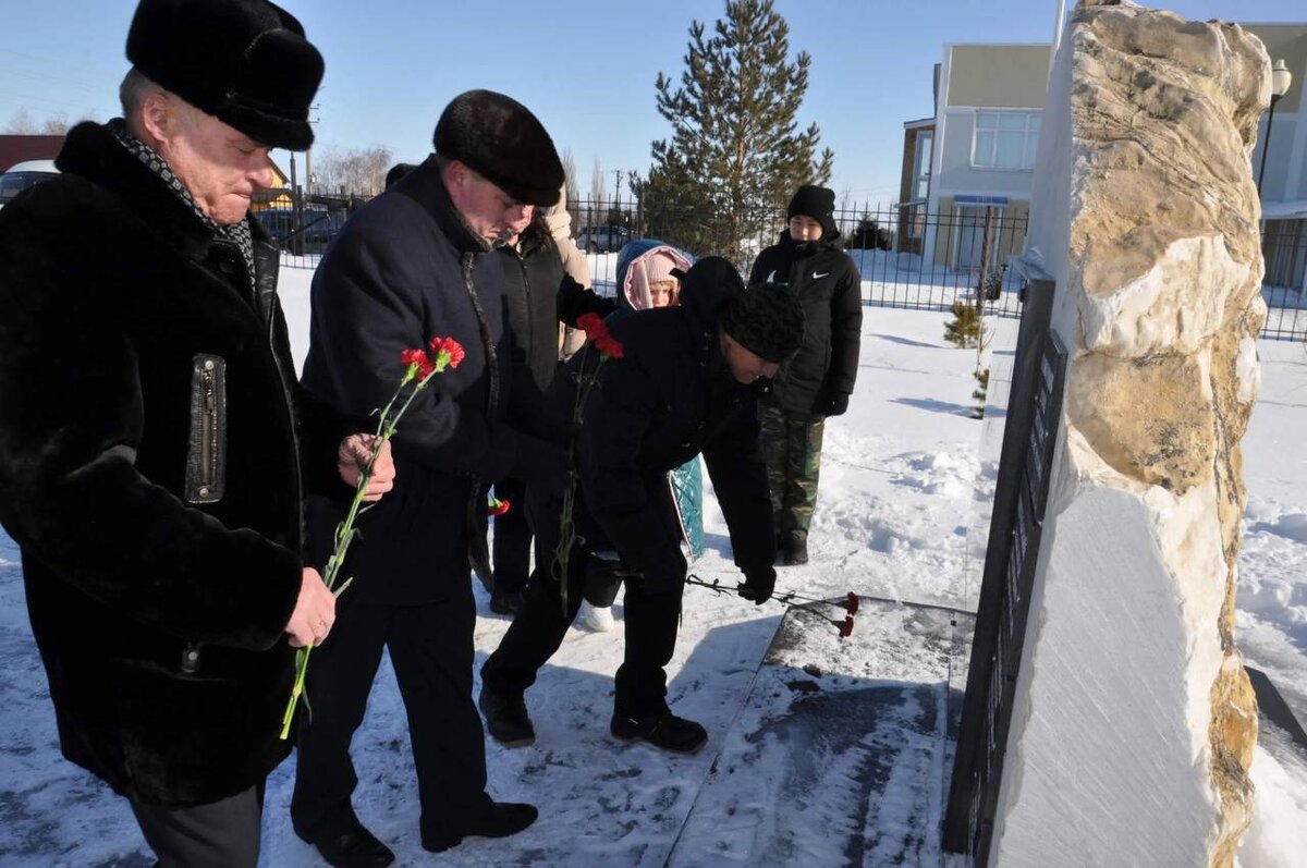  📷    В Домбаровском районе установили мемориальную доску подполковнику Юрию Самородову Марина Шарт