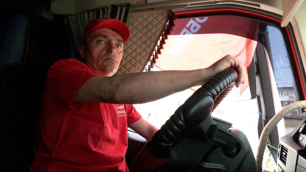 ⏰Работа дальнобойщика – тяжелый труд, к которому предъявляются высокие требования. Особое внимание стоит обратить на соблюдение режима труда и отдыха водителей. Ведь от этого зависит не только своевременная доставка груза, но и безопасность самого работника.

⚠️За 2023 год было 117.048 ДТП, погибло 12.668 (698 детей) и 146.415 пострадало.

💤Под отдыхом следует понимать время, в течение которого водитель освобожден от выполнения своих обязанностей. Также к отдыху можно отнести деятельность, связанную с подготовкой транспорта, закреплением груза.

🗓Работа дальнобойщика не всегда может уложиться в график вождения ТС: 
❗️Не более положенных 9 часов в сутки, но закон делает шаг навстречу – можно находиться за рулем 10 часов, но только два раза в неделю.
❗️Четыре часа в пути – и отдых. В продолжении смены дальнейший рекомендуемый интервал работы – два часа. Если остановка менее 15-ти минут, тахограф ее просто не зафиксирует. Необходим регулярный перерыв в движении от 15 минут до двух часов.
❗️Рабочая неделя дальнобойщика предусматривает один или два выходных в неделю. Если выходной день один – то суммарное пребывание в пути не должно превышать 42 часа. Если выходных два – рабочая неделя не может быть выше 40 часов.

💰Штрафы за нарушение РТО:
Для водителей – до 1 000 до 3 000 рублей;
Для должностных лиц – от 5 000 до 10 000 рублей;
Для ИП и юридических лиц – от 10 000 до 30 000 рублей.

💰Штраф за выход в рейс без тахографа или с неисправным прибором:
Для должностных лиц – от 5 000 до 10 000 рублей;
Для ИП и юридических лиц – от 10 000 до 30 000 рублей.
