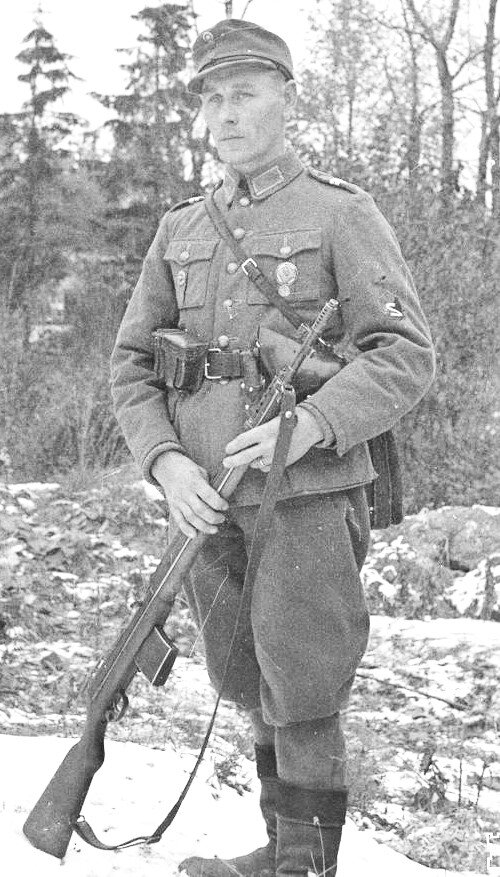 Капрал Тауно Саволайнен с винтовкой СВТ-38. Убит в 1944 году.
