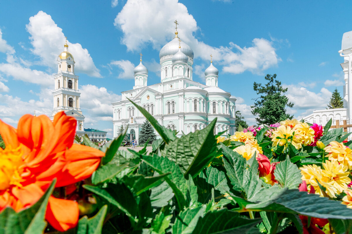 Тур из москвы в дивеево на автобусе. Дивеево канавка Богородицы. Дивеево на Троицу фото канавки.