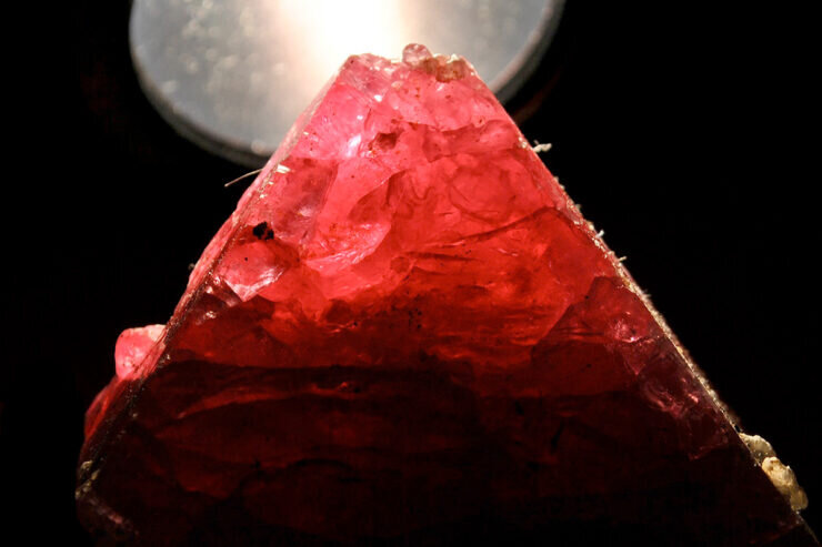 Шпинель из месторождения Махенге в Танзании