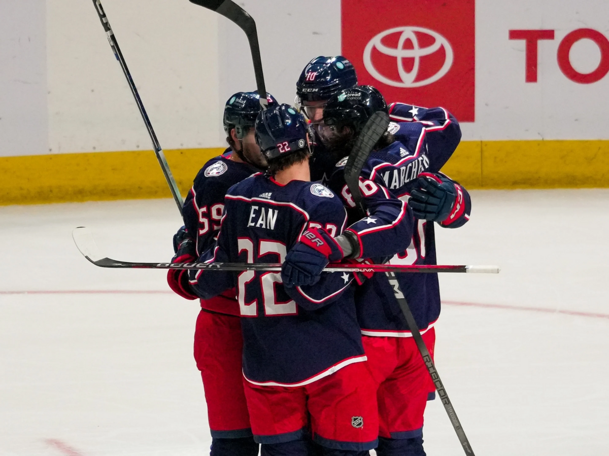    Хоккеисты "Коламбус Блю Джекетс" Егор Чинахов (59), Дмитрий Воронков (10) и Кирилл Марченко (86)© Фото : nhl.com/bluejackets