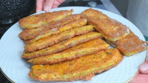 Приготовить кабачки рецепты быстро. Запеканка из цукини в духовке с сыром и яйцом. Цукини слайсами. Кабачки кусочками в духовке. Приготовить кабачки рецепты быстро.