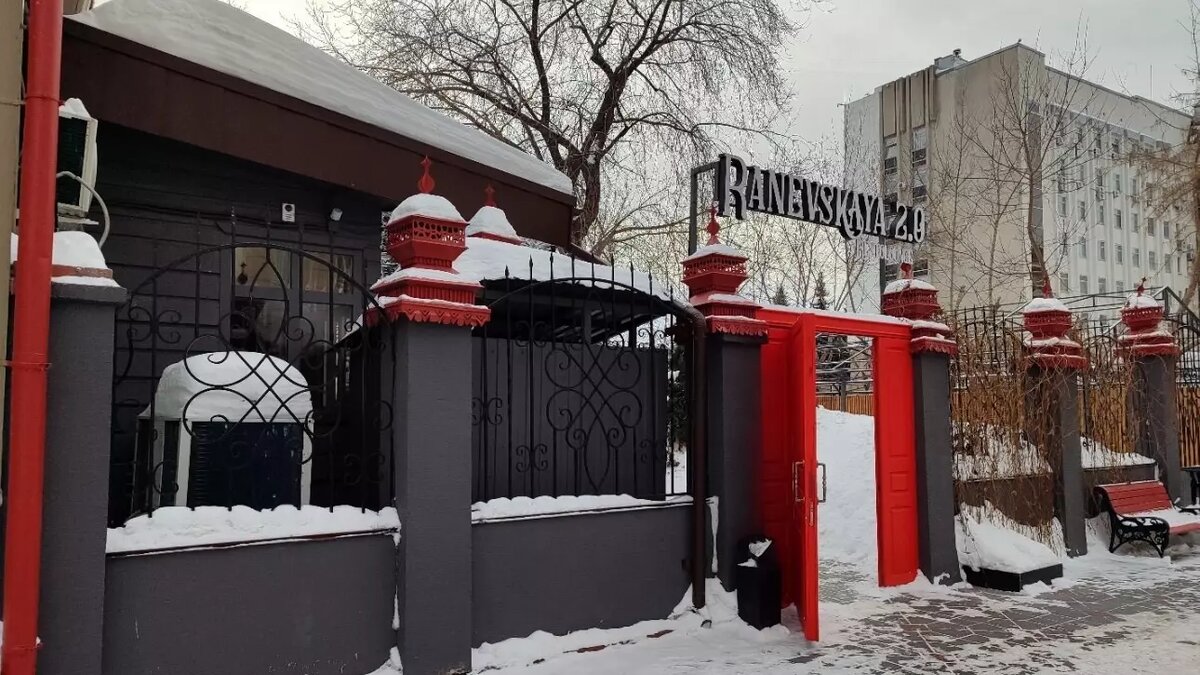     В центре Тюмени в историческом особняке по улице Ленина, 46, открылся новый ресторан Ranevskaya 2.0. Заведение расположилось на месте ресторации «У Раневской».