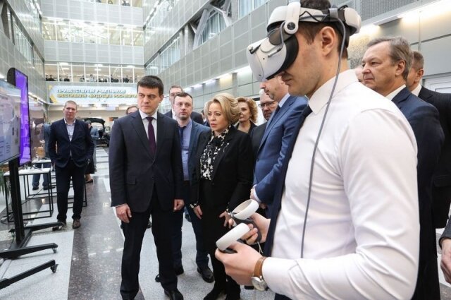    В Институте нефти и газа Валентине Матвиенко показали новейшие разработки в областях освоения месторождений, станкостроения, нефтегазового оборудования. Фото: Пресс-служба Совета Федерации
