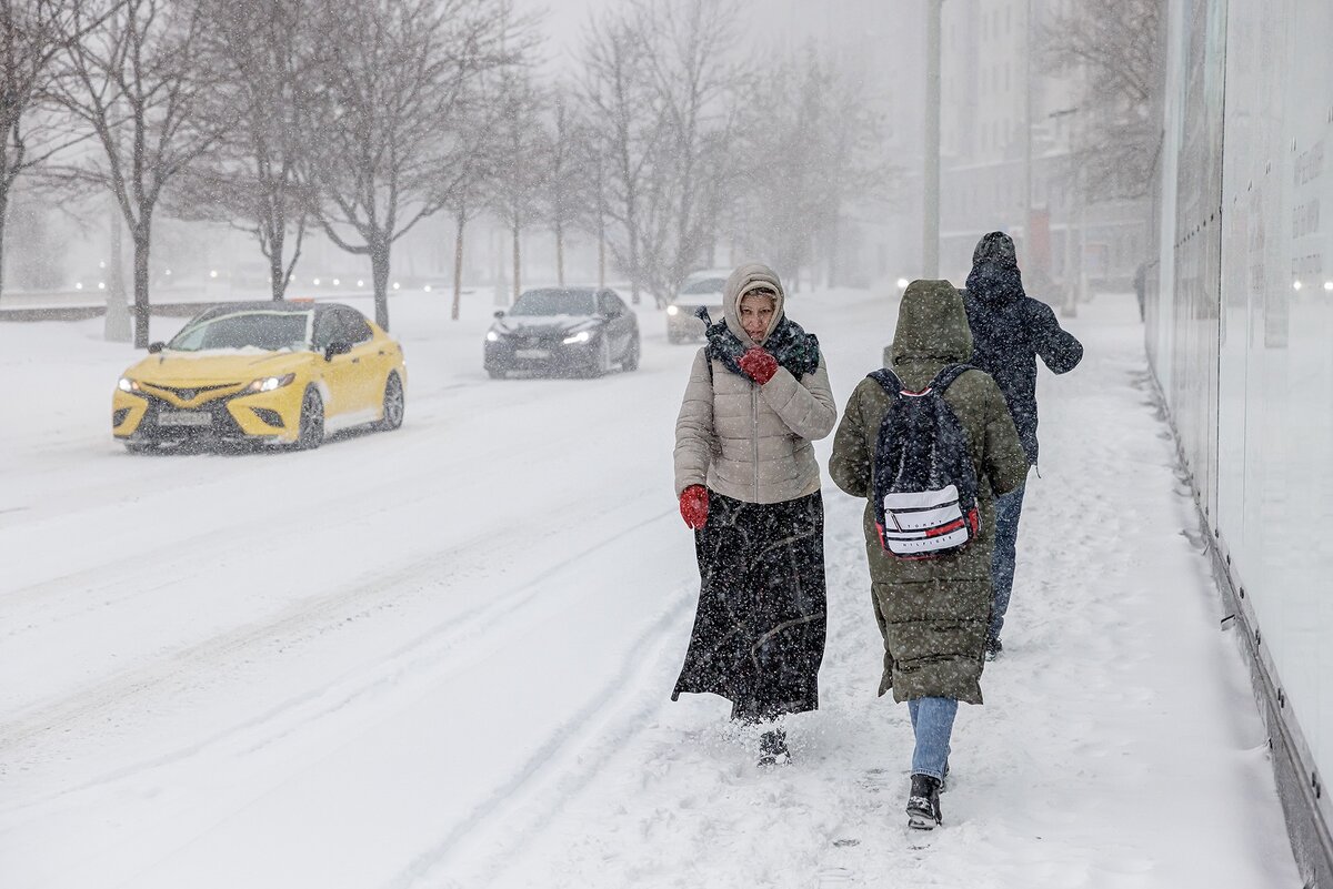 Буря зимой в деревне. Грусть снег. Ноги идут по дороге. Мальчик потерялся фото зима. Зима не уходит.