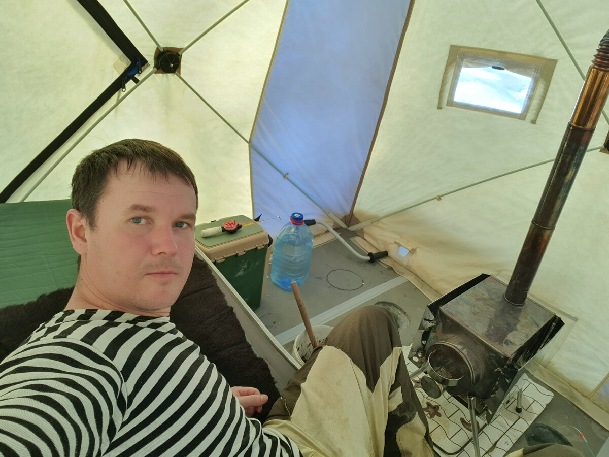 Ночью два мужика постучались в палатку и попросили прекратить это ...