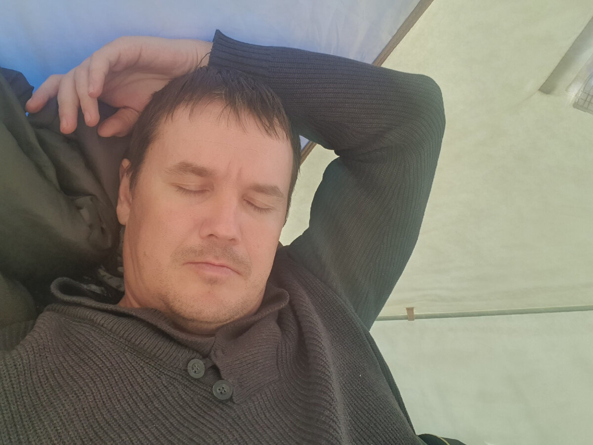 Ночью два мужика постучались в палатку и попросили прекратить это ...