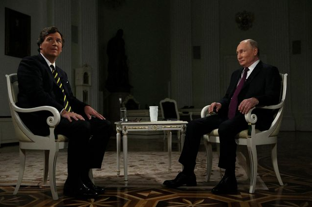 Такер Карлсон берёт интервью у президента Владимира Путина в начале этого месяца в Москве © SPUTNIK/REUTERS