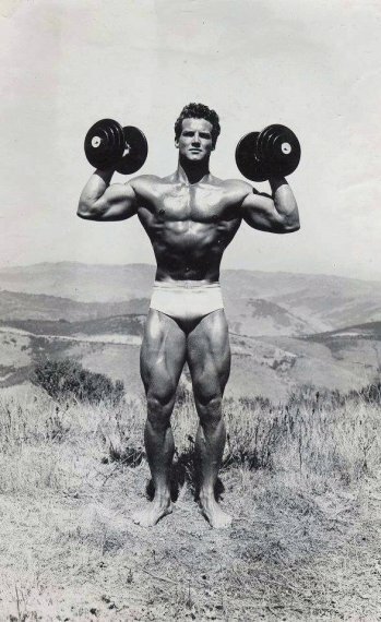 Стив Ривз, весит центнер при  185 см, талия 73 см, бицепс 47 см. Впечатляет, да? Кстати, не факт что сам Ривз не "потреблял"