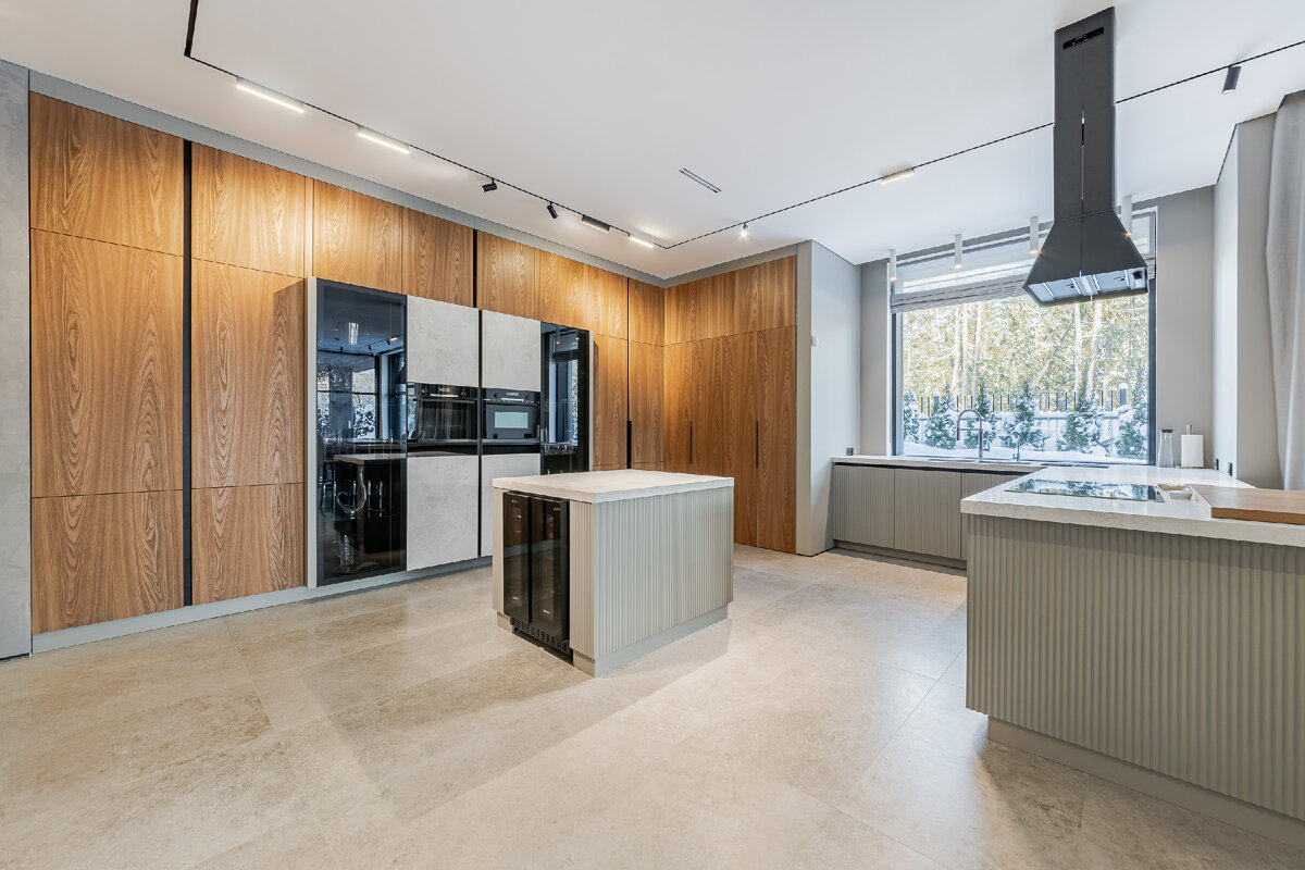 Кухня с островом в доме на Новой риге