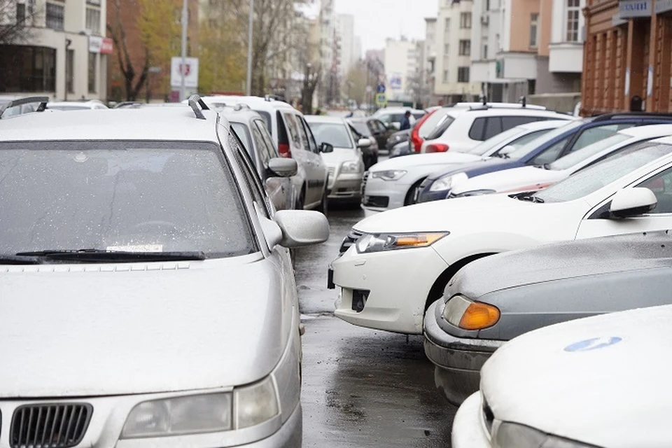 Автомобили на парковке