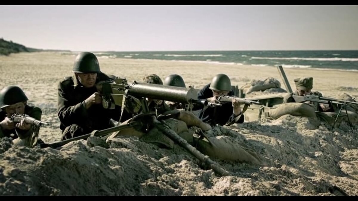 Оборона поляков на побережье по руководством мичмана. Кадр из фильма