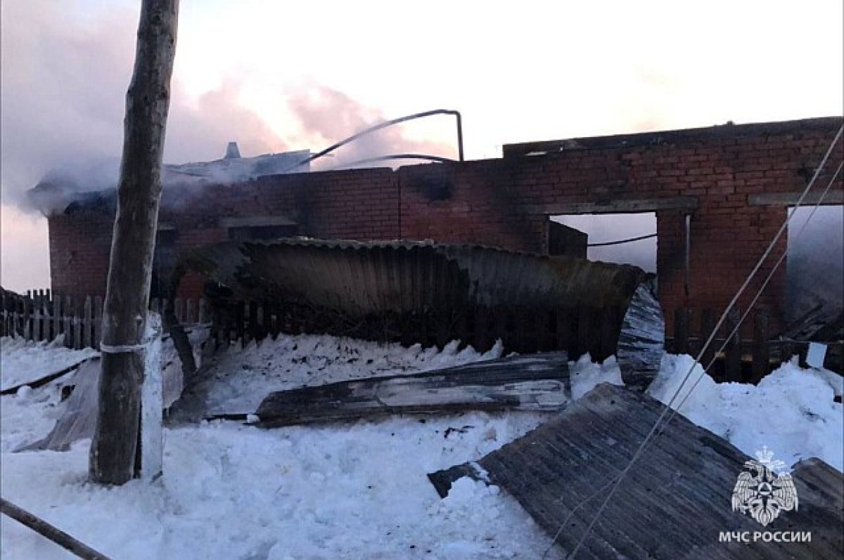    В Башкирии сгорел дом, в котором спала многодетная семья из восьми человек