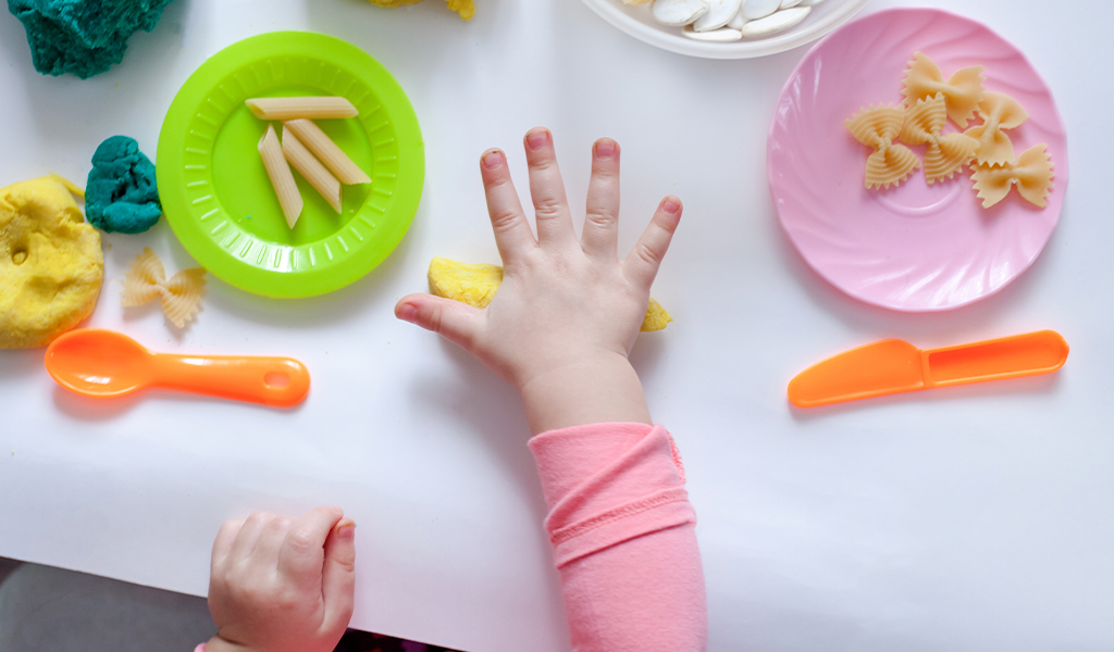 развитие мелкой моторики малышей. лепка для детей. бусы для мелкой моторики. развитие мелкой моторики. моторика рук для детей.