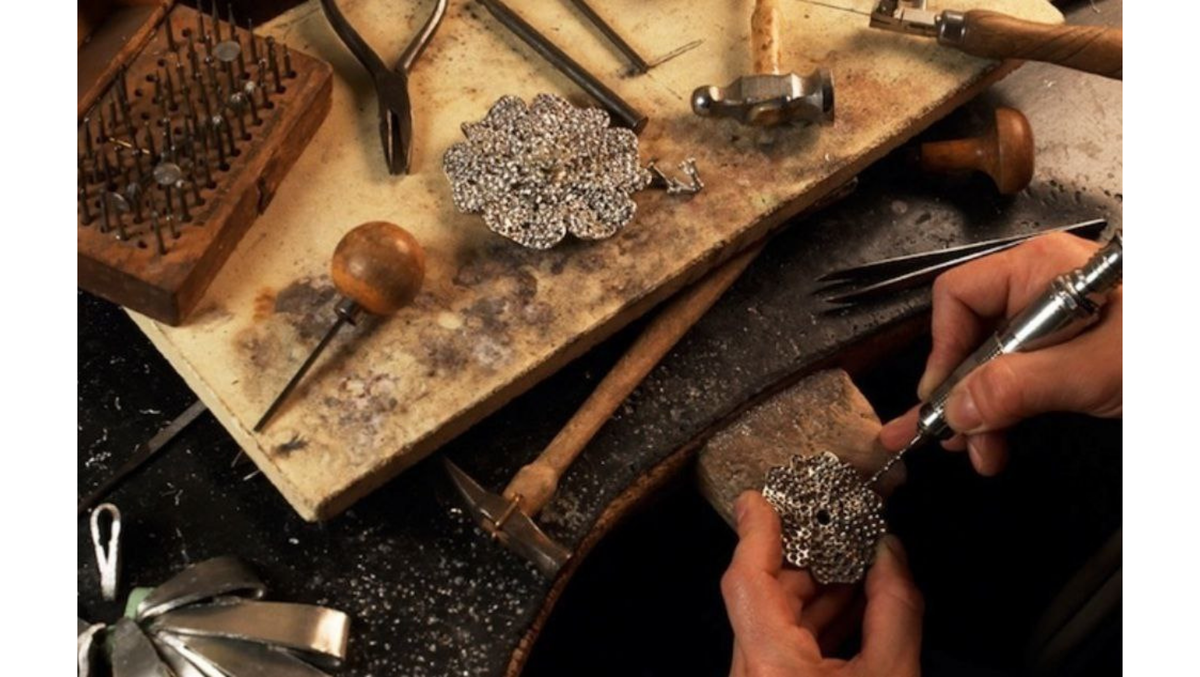 Фотографии из мастерских Дома Моды Chanel