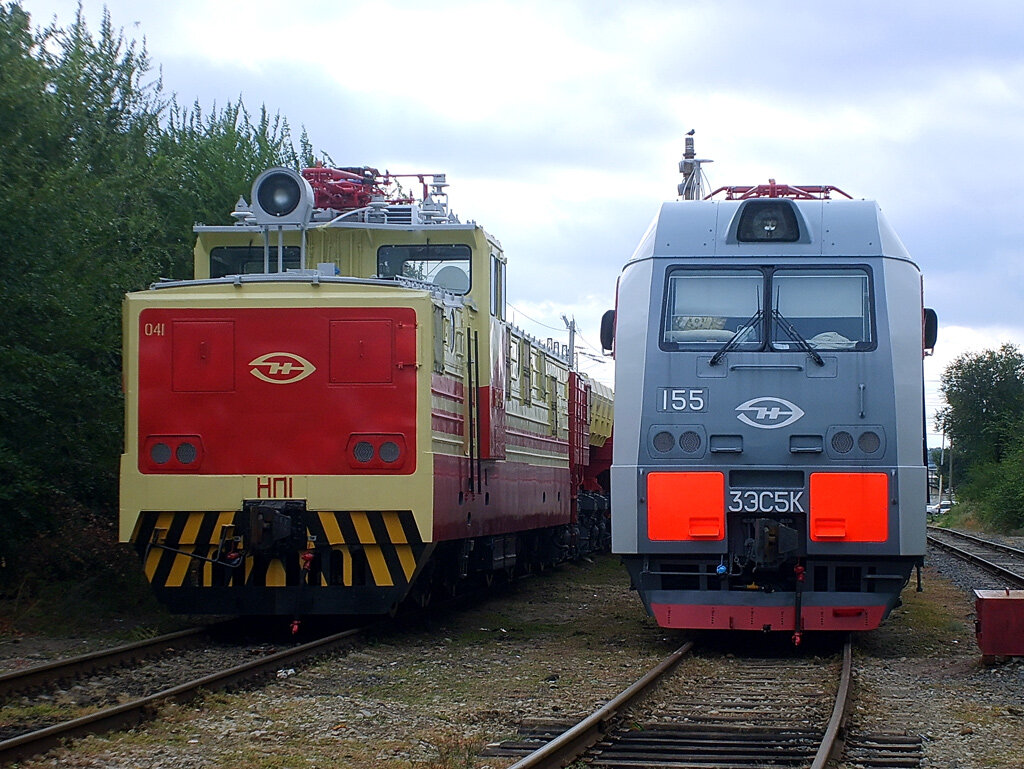 Тяговый агрегат стоит слева. Источник:https://railgallery.ru/photo/152105/