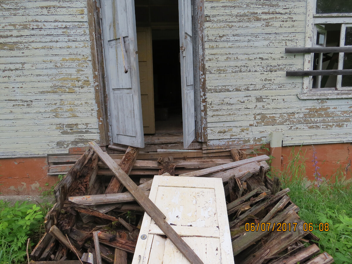 Дверь открыта. Крыльцо сгнило. Возможно, где-то ещё хранится ключ от замка....
