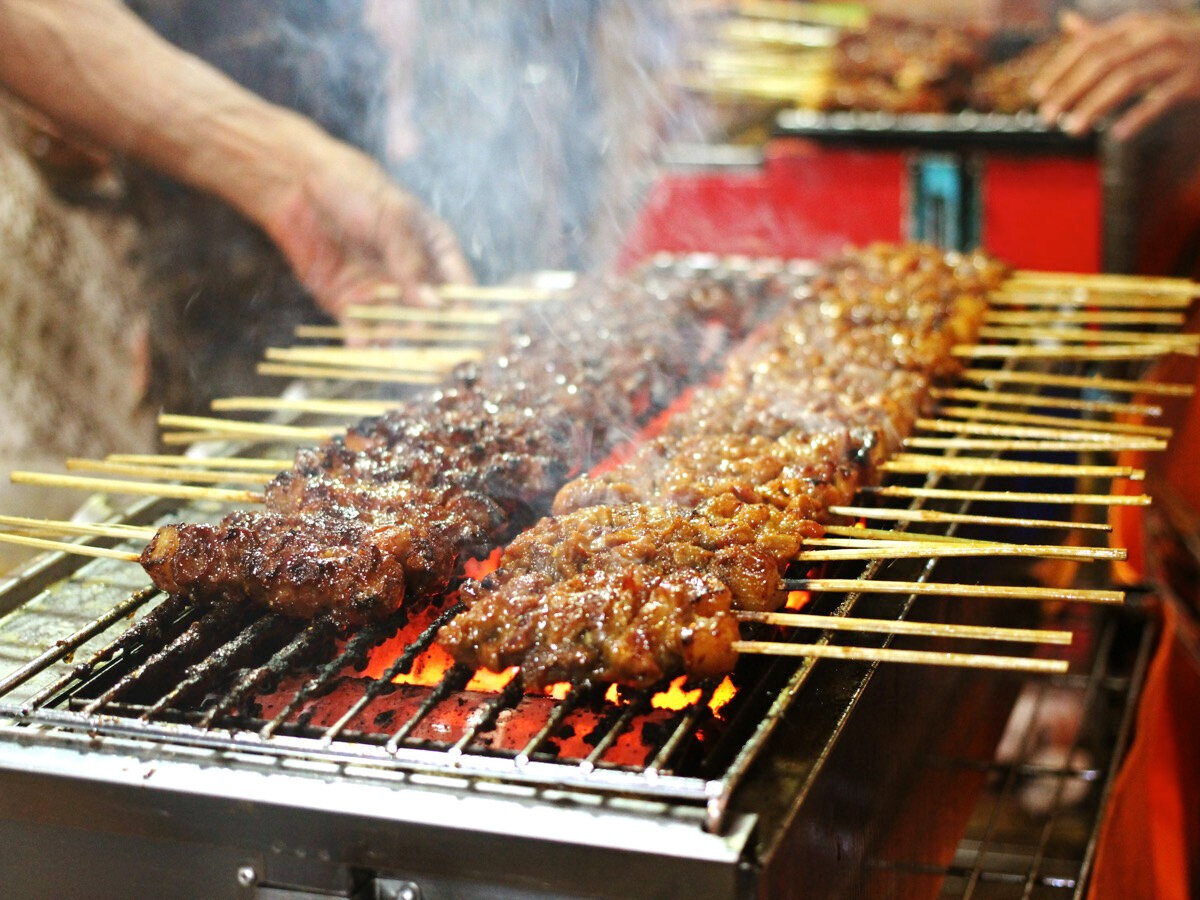 Уличная еда в Индонезии — это разнообразная смесь индонезийских, китайских и голландских кулинарных традиций. Местные жители называют её «каки лима» (по-индонезийски «пять футов»)