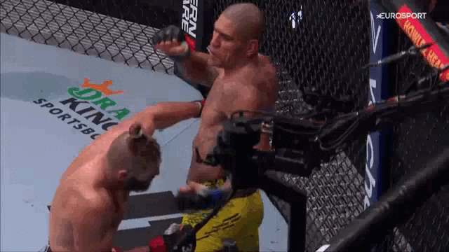 Алекс Перейра отправляет Иржи Прлхазку в нокаут и выигрывае твакантный пояс чемпиона UFC 