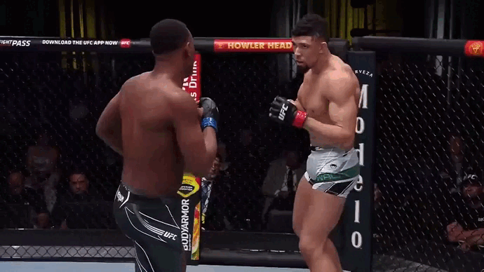 Джамал Хилл роняет Джони Уокера 