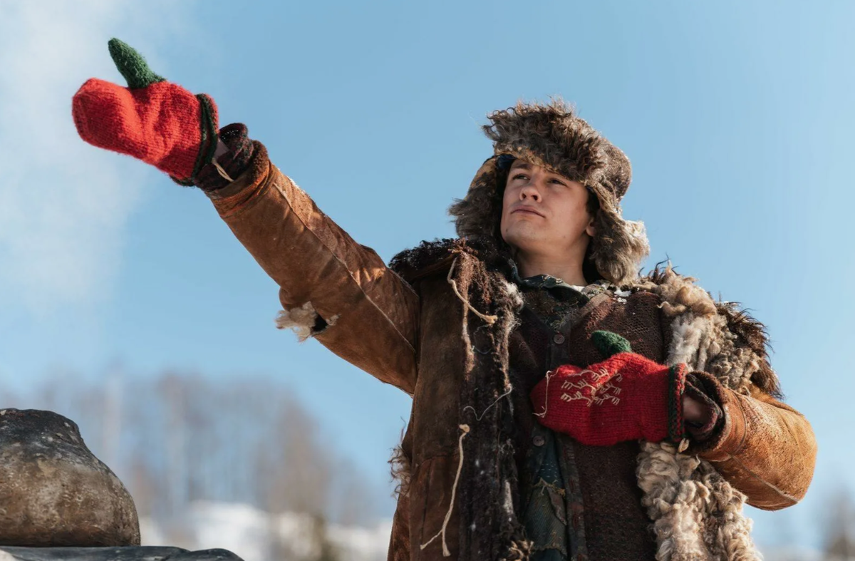 Актер продолжает набирать популярность после фильма-сказки "По щучьему велению" и криминального сериала "Слово пацана" 