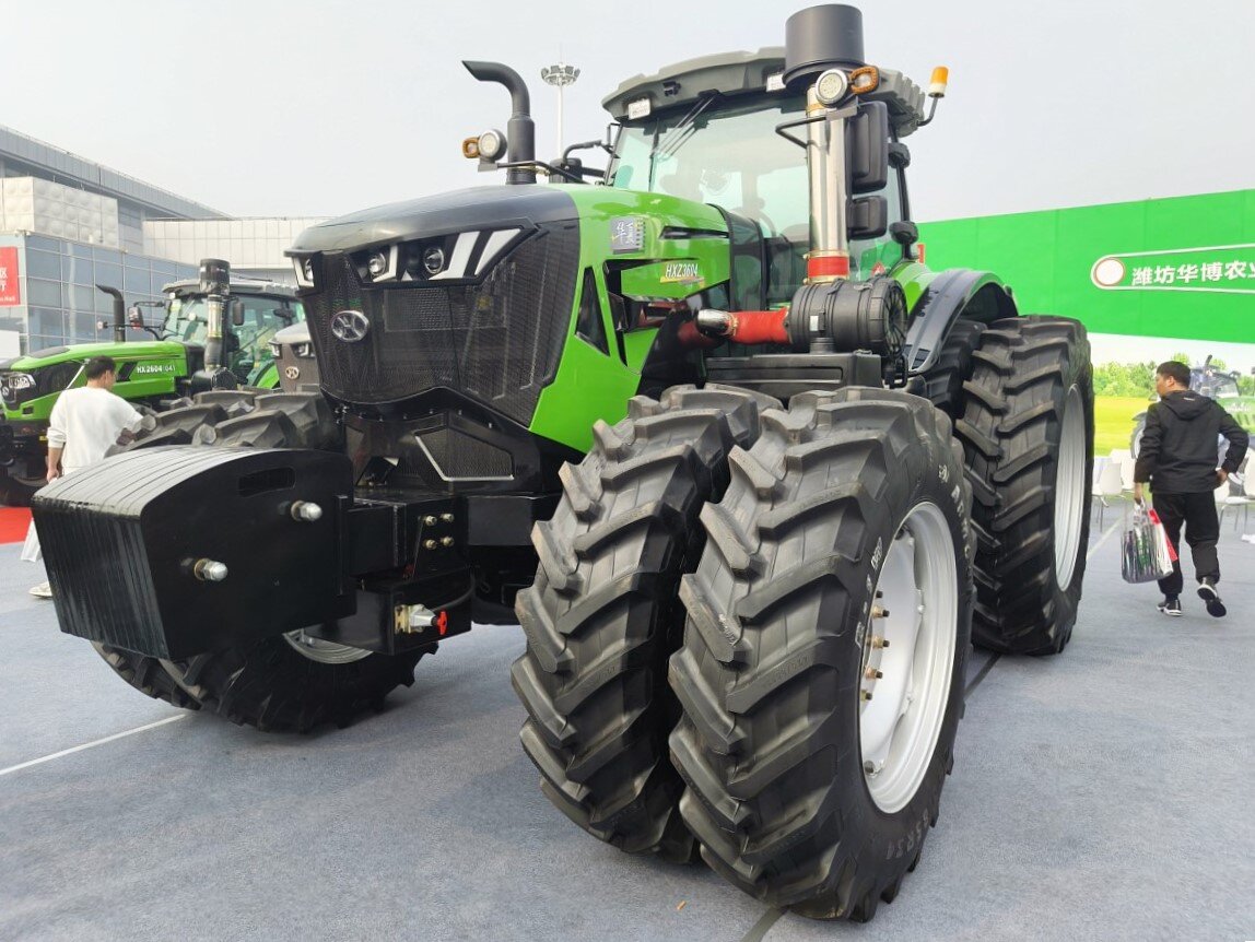 Трактор HX SMART 3604 производства Weifang Huaxia Tractor Manufacturing будет оснащен двигателем FAWDE на 360 л/с, автоматической КПП PowerShift 12/6 и гидравлической системой с аксиально-поршневым...