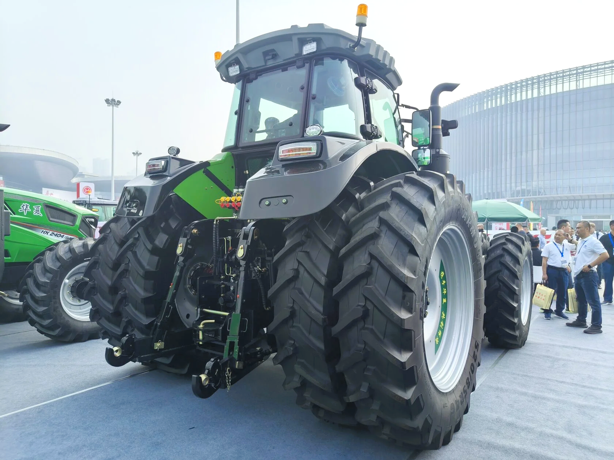 Трактор HX SMART 3604 производства Weifang Huaxia Tractor Manufacturing будет оснащен двигателем FAWDE на 360 л/с, автоматической КПП PowerShift 12/6 и гидравлической системой с аксиально-поршневым...-2