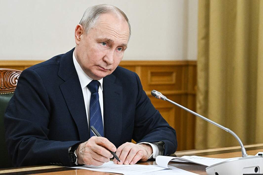 «Вечная слава героям, павшим в боях при решении задач специальной военной операции!» — подытожил Владимир Путин.

Как взяли Авдеевку
Сергей Шойгу подчеркнул в докладе, что Авдеевка представляла собой «мощный оборонительный узел вооруженных сил Украины».

«Потери противника в боях за Авдеевку в течение истекших суток составили более 1500 военнослужащих, — говорится в докладе. — Под непрерывным огневым воздействием российских войск только отдельным разрозненным формированиям украинских боевиков удалось спешно покинуть Авдеевку, бросив при этом вооружение и военную технику».

Сейчас проводятся мероприятия «по окончательной зачистке города от боевиков, блокированию украинских подразделений, оставивших город и засевших на Авдеевском коксохимическом комбинате». Российские войска взяли под контроль территорию площадью 31,75 кв. км.

«Освобождение Авдеевки позволило отодвинуть линию фронта от Донецка, тем самым существенно обезопасить его от террористических ударов преступного киевского режима», — говорится в докладе Министерства обороны.