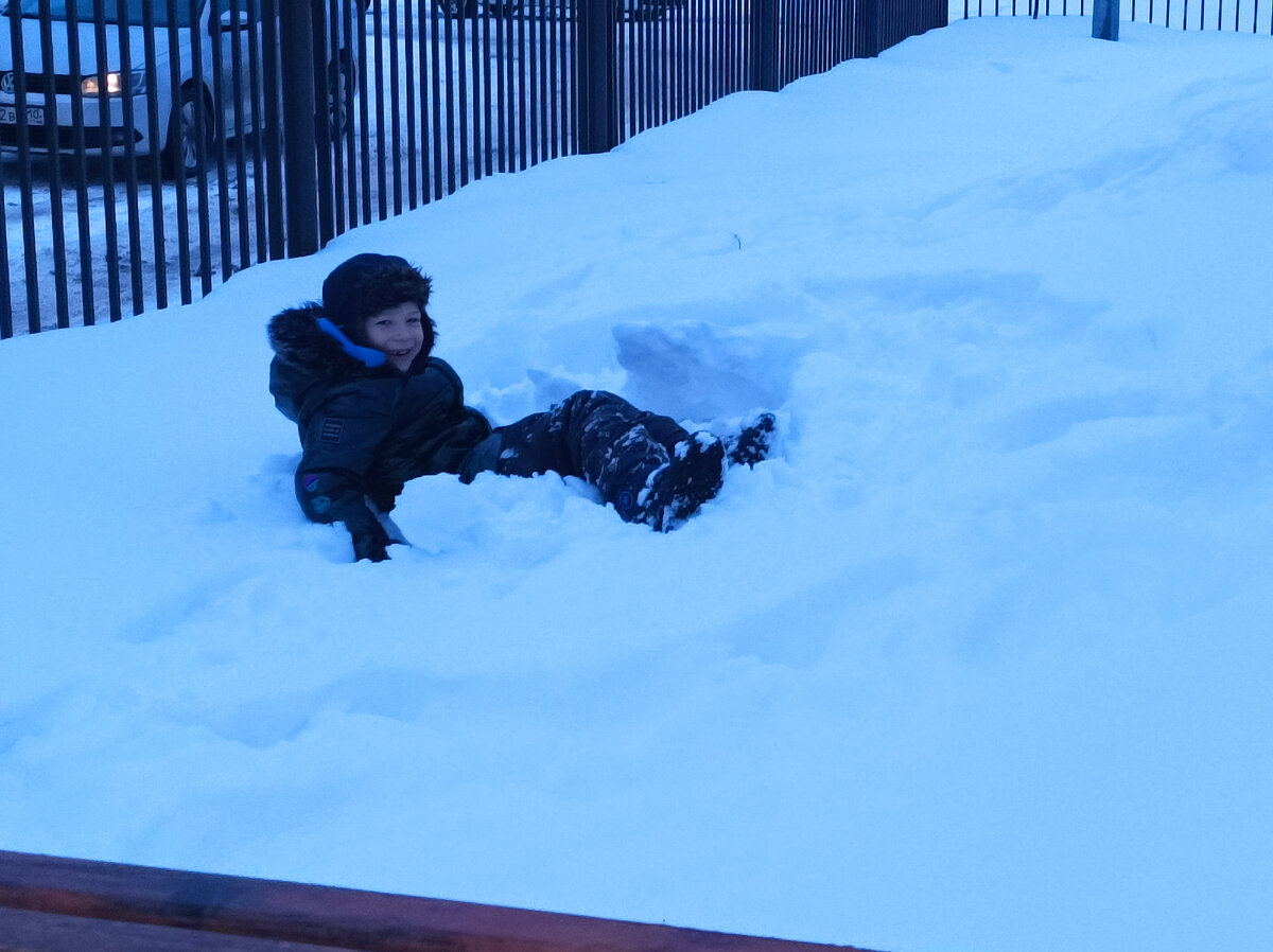 Детская площадка вся в снегу